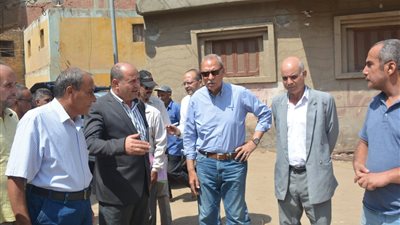 محافظ القليوبية يتفقد مشروع إنشاء محطة رفع صرف صحي بقرية برقطا