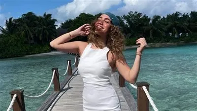 بإطلالة بيضاء.. رنا رئيس تحتفل بالعرض الخاص لفيلم أولاد حريم كريم 