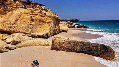 شواطىء ذهبية وهواء عليل.. رأس الجنز لوحة فنية مبهرة في عمان