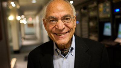 فاروق الباز عن تقلص حجم القمر: 