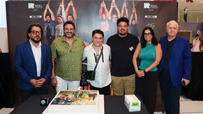 بالصور.. أكرم حسني يحتفل مع نجوم 