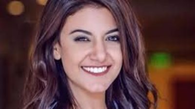 ياسمين علي تكشف سر ارتدائها باروكة شعر لمدة سنة.. فيديو