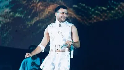 مسلم يبدع في غناء 