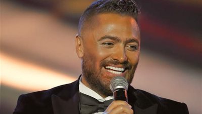 في لفتة إنسانية.. تامر حسني يستدعي عمال مهرجان الدراما للمسرح لإلتقاط الصور معه