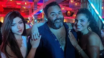 بصورة تجمعه بنسرين أمين وميرنا جميل.. شيكو يعلق: 