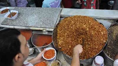 منها سرطان الكبد.. خبير تغذية يُحذر من مخاطر أكل المطاعم (فيديو)