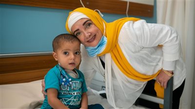 باللعب وتوزيع الهدايا.. عايدة الأيوبي في زيارة مبهجة لأطفال مرضى القلب ( صور)