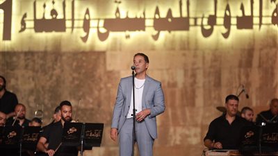 هبة أحمد تكتب: مدحت صالح.. قصة حب وانسجام مع الجمهور لفنان لن يتكرر