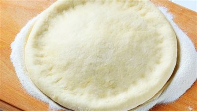 طريقة عمل عجينة البيتزا في المنزل خطوة بخطوة