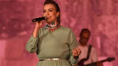 انطلاق حفلة سيمون بمهرجان القلعة الدولي للموسيقي والغناء