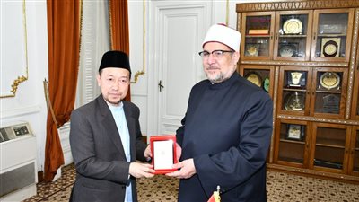 وزير الأوقاف يحصل على درع دار الإفتاء بماليزيا تقديرًا لجهوده