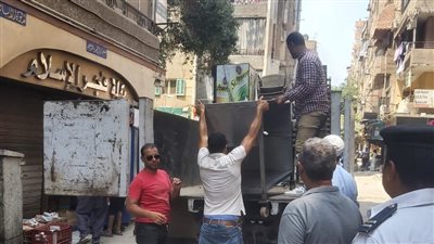 الجيزة: رفع إشغالات المحال بإمبابة وغلق مقهى لتعديه على الطريق بشارع الوحدة