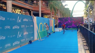 ديكورات مختلفة وسجادة زرقاء بالعرض الخاص لفيلم 'أولاد حريم كريم'