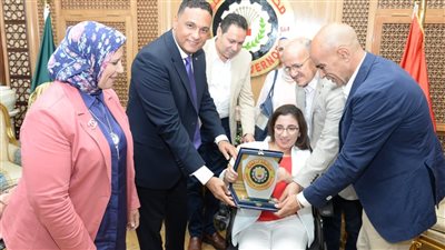 محافظ الدقهلية لفتاة من ذوي الهمم.. أنت طاقة أمل 