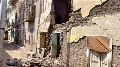 انهيار جزئى بواجهة منزلين دون حدوث إصابات بشرية فى الغربية (صور)
