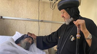  الأنبا مرقس يزور الأنبا بيسنتي للاطمئنان على حالته الصحية 