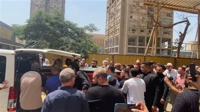 خروج جثمان شقيق عمرو عبدالجليل من المسجد إستعداد لدفنه (صور)