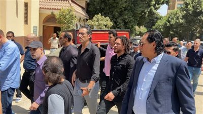 بالفيديو.. وسط غياب نجوم الفن .. محمد لطفي ومحمود عبدالحافظ أبرز الحضور في جنازة شقيق عمرو عبدالجليل 