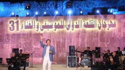 وليد توفيق يستعيد ذكريات أعماله الجماهيرية لأول مرة في مهرجان القلعة (صور) 