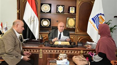 لبحث شكواهم.. محافظ قنا يستقبل 47 مواطنا بمكتبه