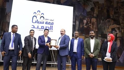 وزير الرياضة ومحافظ أسوان يديران نقاشا موسعا مع نحو 500 شاب وفتاة 