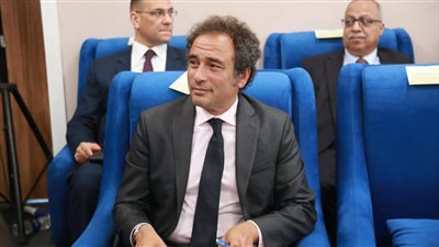 لا تختلف عن بعضها.. عمرو حمزاوي يطالب بدمج وتحالف الأحزاب 