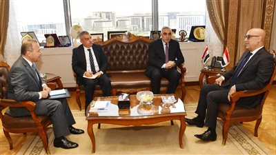وزير الإسكان يبحث مع السفير العراقى بالقاهرة سبل تعزيز التعاون بين البلدين 