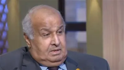 أحد أبطال حرب أكتوبر يبكي على الهواء.. لهذا السبب (فيديو)