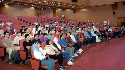 لقاء تحفيزي للطلاب في أسبوع شباب الجامعات المصرية بحلوان