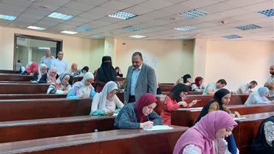 نائب رئيس جامعة بنها يتفقد أعمال الكشف الطبي وامتحانات الترم الصيفي 