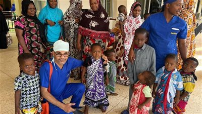 قافلة جامعة أسوان الطبية بتنزانيا تنهي أعمالها بإجراء 90 عملية جراحية 