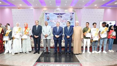 محافظ البحر الأحمر يكرم الطلاب الأوائل من كافة المراحل التعليمية