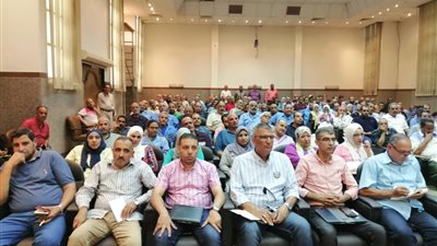 وزير الإنتاج الحربي يوجه الشركات بضرورة التواصل الفعال مع العاملين