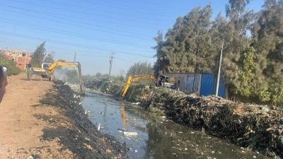 تطهير ورفع القمامة المتراكمة على مصرف مجاور لمدرسة بأجا