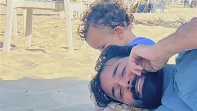 بصور طريفة.. أحمد حاتم يحتفل بعيد ميلاد نجله الأول 