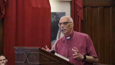  رئيس الأساقفة: نحن نعمل من أجل الله وليس قادة الكنائس