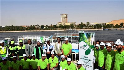 محافظ أسوان يدشن المرحلة الرابعة لحملة تنظيف وتطهير مجرى النيل (صور)