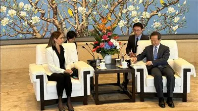 وزيرة الثقافة تلتقي عُمدة بكين وتبحث تكثيف التعاون الثقافي بين البلدين