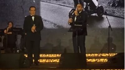 مشاعر إنسانية بين محمد ثروت ونجله على مسرح 