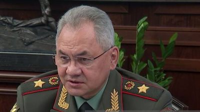 وزير الدفاع الروسي يتفقد مصنعا للغواصات النووية ويوجه بتشغيله بكامل طاقاته