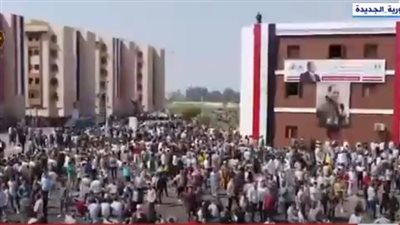 شاهد.. أهالي بني سويف يحملون الأعلام في انتظار وصول السيسي