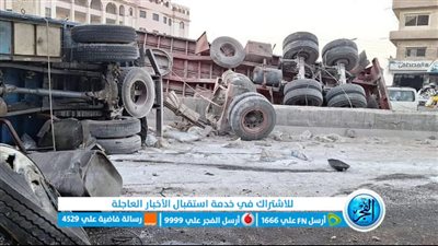 إصابة شخصين إثر تصادم سيارتين أحدهما محملة بـ50 طن سماد بالبحيرة (صور)