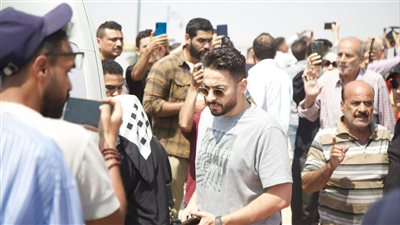 ماجد المصري وحمادة هلال في جنازة أشرف مصيلحي