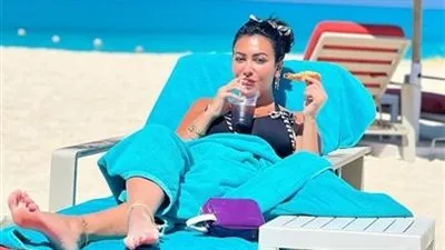 بالمايوه.. ميرهان حسين تخطف الأنظار على شاطئ البحر