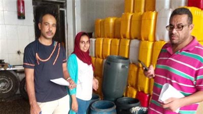 مصادرة طن زيت مجهول المصدر داخل مصنع دون ترخيص بالإسكندرية 