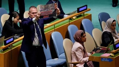 شاهد.. لحظة طرد سفير إسرائيل بالأمم المتحدة 