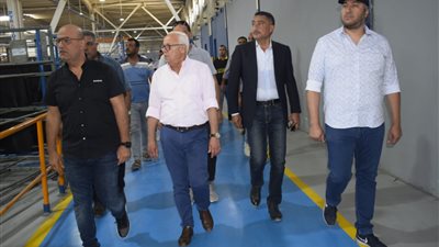 محافظ بورسعيد يتابع سير العمل في مصنع لإطارات السيارات