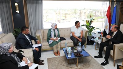 محافظ أسوان يلتقي فريق الدعم الفنى لوزارة التنمية المحلية