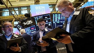 اللون الاحمر يخيم علي مؤشرات وول ستريت.. النفط يفقد أكثر 3% والذهب يقفز بقوة