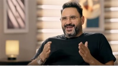 أكرم حسني: اكتشفت موهبتي في كتابة الأغاني بالصدفة.. واعتمد على كوميديا الموقف 